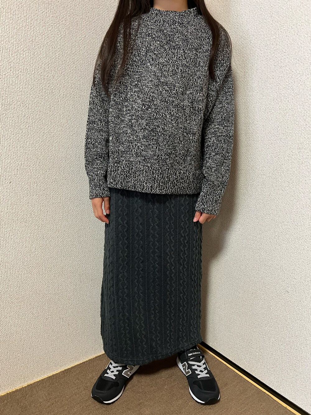 「キッズコーデ、女の子、カジュアル、ガーリー、秋冬コーデ、シンプル、読書の秋、ニット、スカート、ロングスカート、スニーカー、きれいめカジュアル、ブラック、グレー、モノトーン」｜「LOWRYS FARMのヨリモクチュニックニット　235686（ニット/セーター、グレー系）」を使った、Yu-&Ri-(多忙のため不定期投稿)さん（キッズ・127cm）の秋コーディネートの2枚目の写真