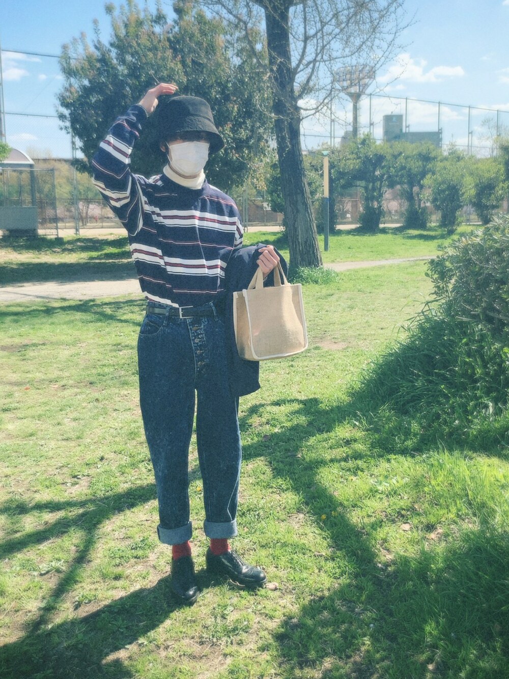 ベージュ系のバッグ、ブルー系のTシャツ/カットソー、ブラック系のシューズを着用したメンズの春コーディネートの2枚目の写真