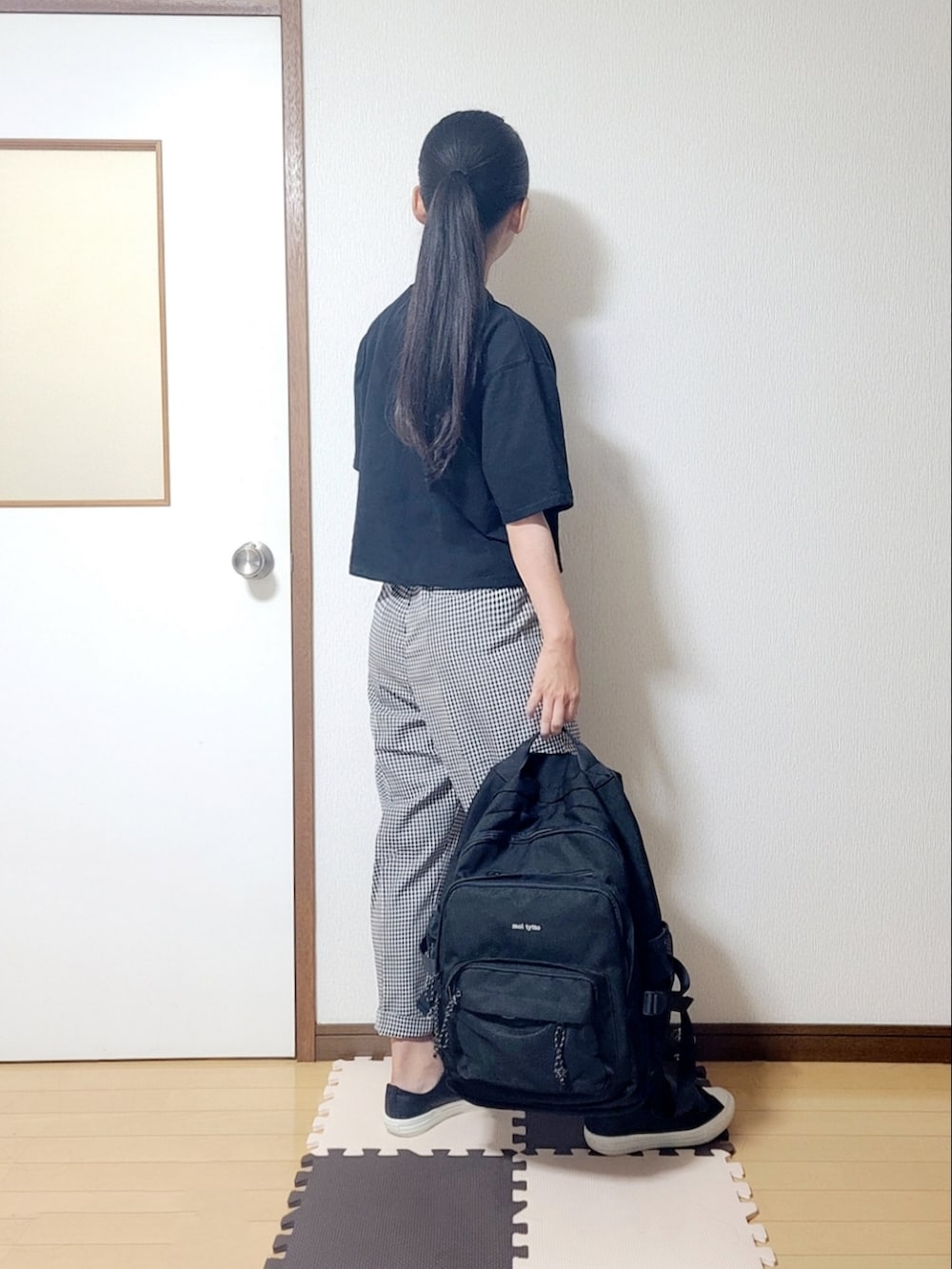 ブラック系のバックパック/リュック、その他のシャツ/ブラウス、その他のその他パンツを着用したレディースの夏コーディネートの2枚目の写真