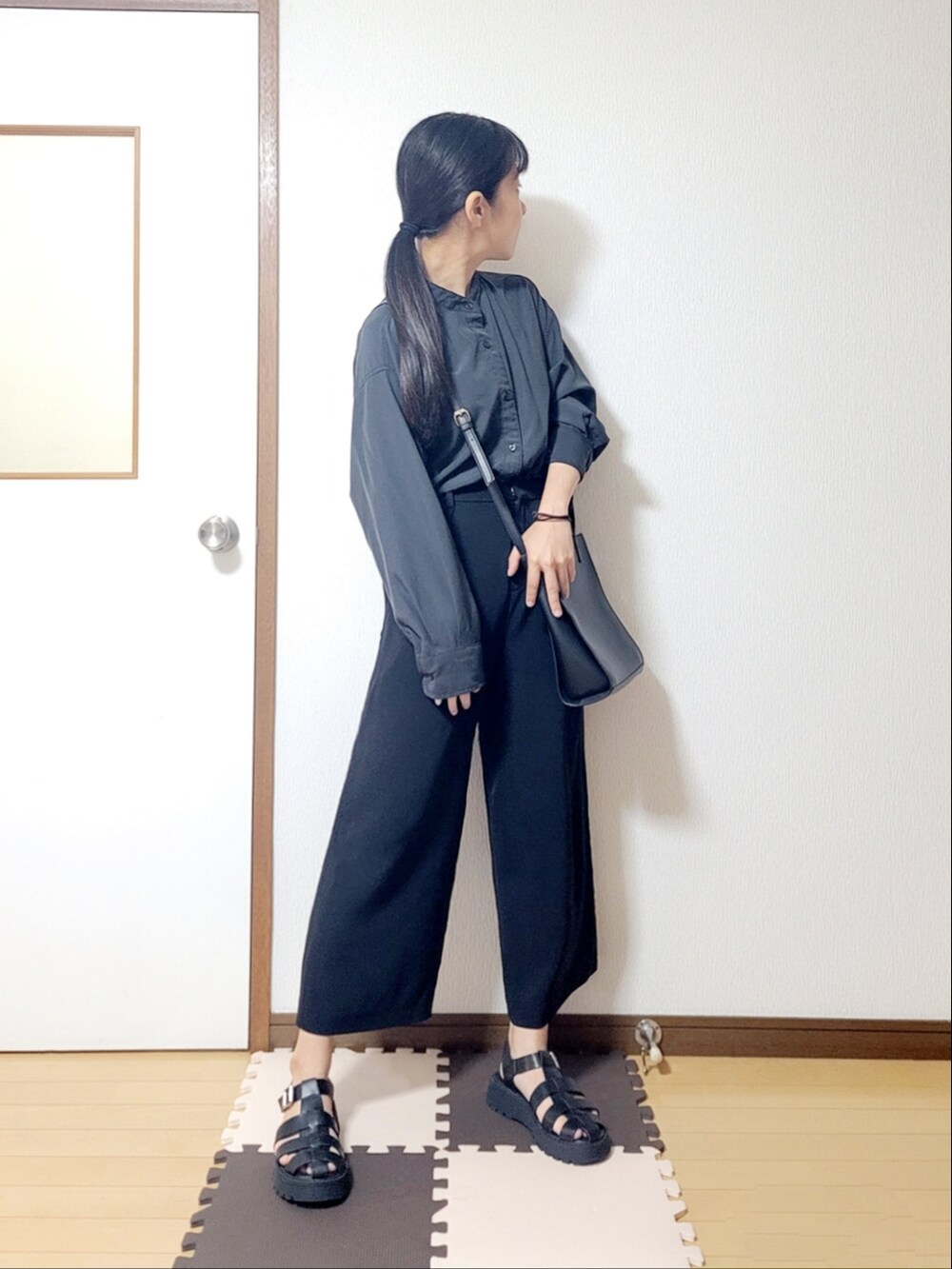 ブラック系のベスト、ブラック系のシャツ/ブラウス、ブラック系のパンツを着用したレディースの秋コーディネートの2枚目の写真