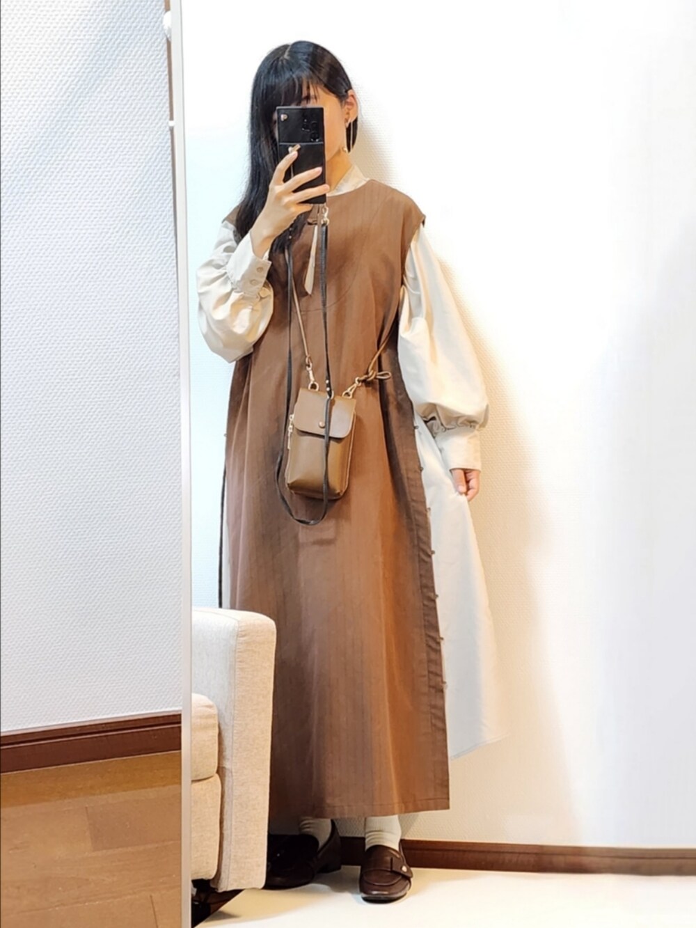 ブラウン系のワンピース、ブラウン系のローファー、ブラウン系のショルダーバッグを着用したレディースの秋コーディネートの2枚目の写真