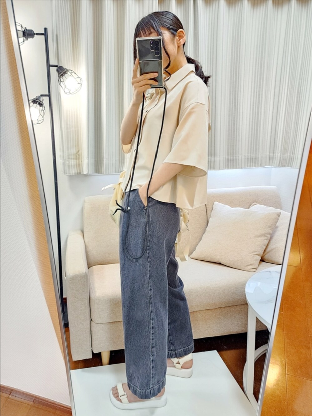 ベージュ系のワンピース、ブラック系のその他パンツ、ホワイト系のサンダルを着用したレディースの春コーディネートの2枚目の写真