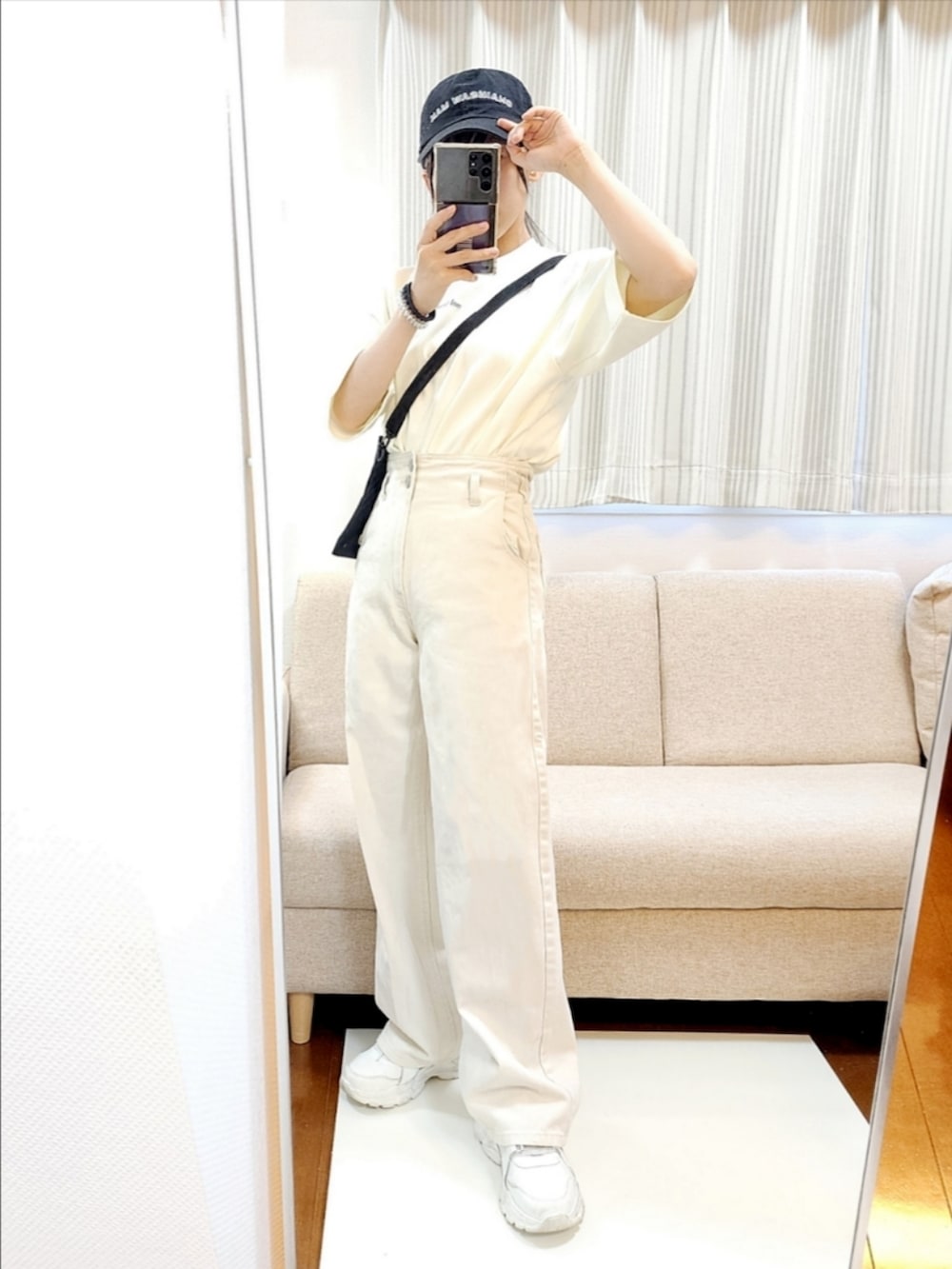 グリーン系のシャツ/ブラウス、ホワイト系のデニムパンツ、ホワイト系のスニーカーを着用したレディースの夏コーディネートの2枚目の写真