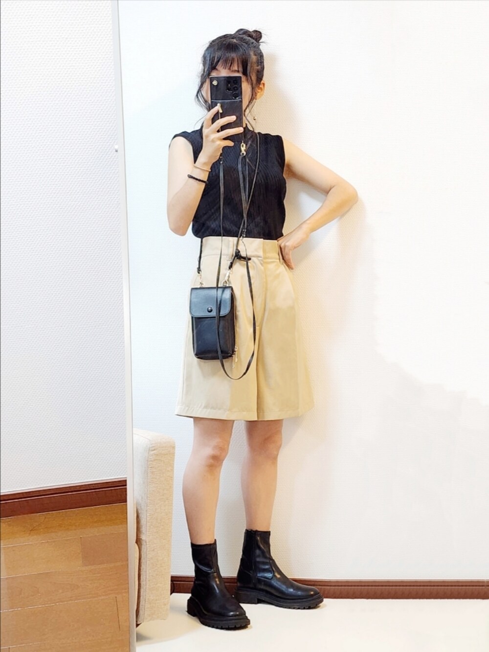 ブラック系のブーツ、ベージュ系のその他パンツ、ベージュ系のテーラードジャケットを着用したレディースの秋コーディネートの2枚目の写真