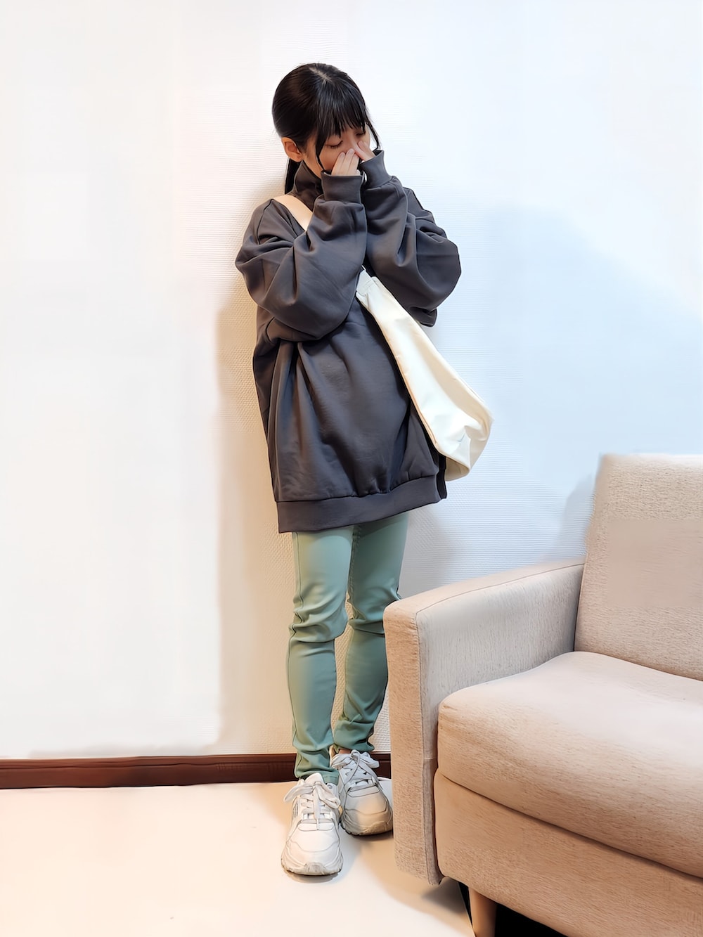 グレー系のスウェット、グリーン系のその他パンツ、ホワイト系のスニーカーを着用したレディースの春コーディネートの2枚目の写真