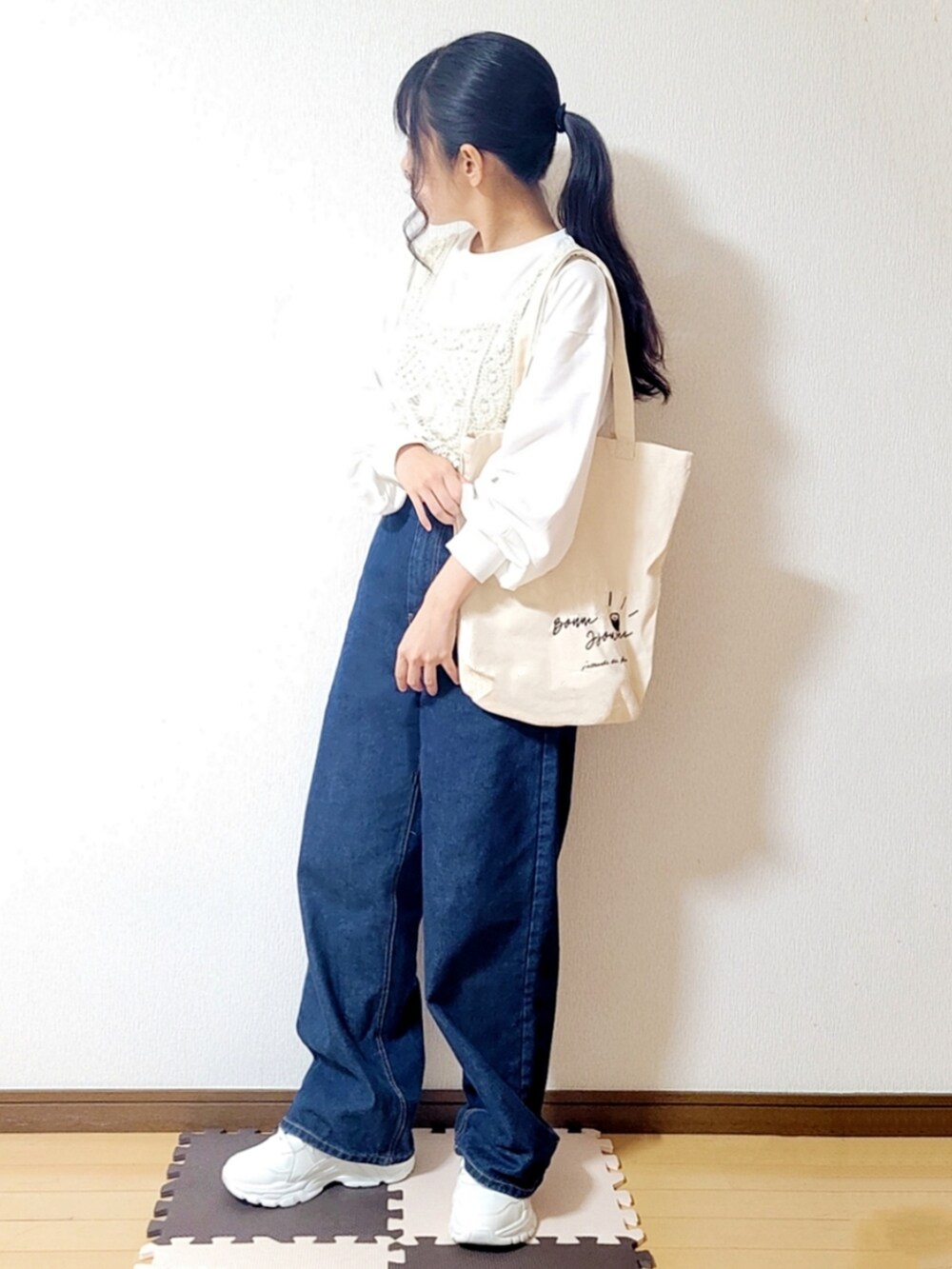 ホワイト系のニット/セーター、グリーン系のMA-1、ホワイト系のTシャツ/カットソーを着用したレディースの秋コーディネートの2枚目の写真