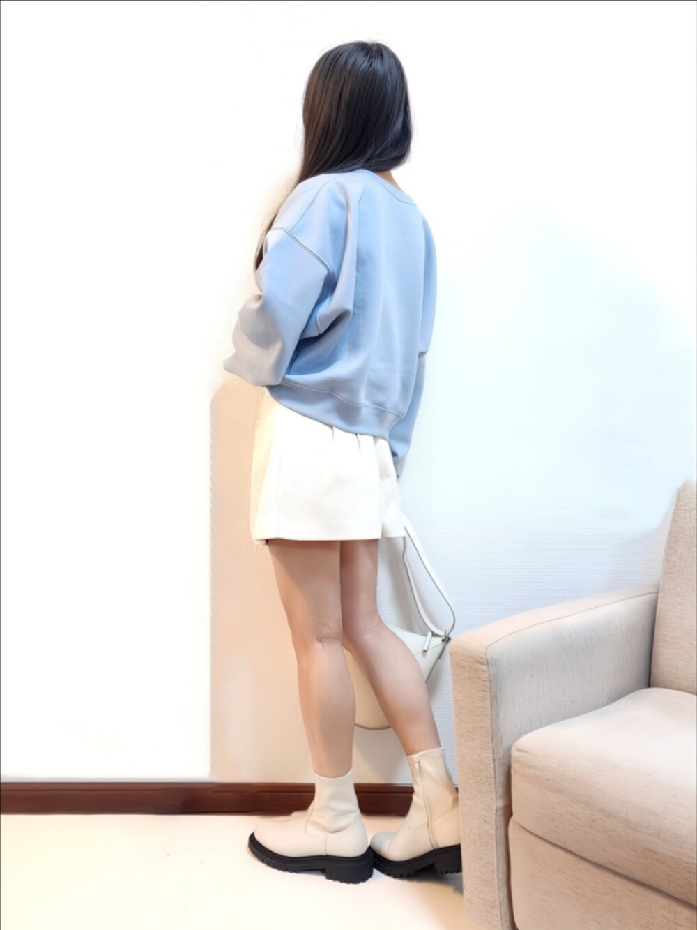 ホワイト系のその他アウター、ホワイト系のブーツ、ブルー系のスウェットを着用したレディースの冬コーディネートの2枚目の写真