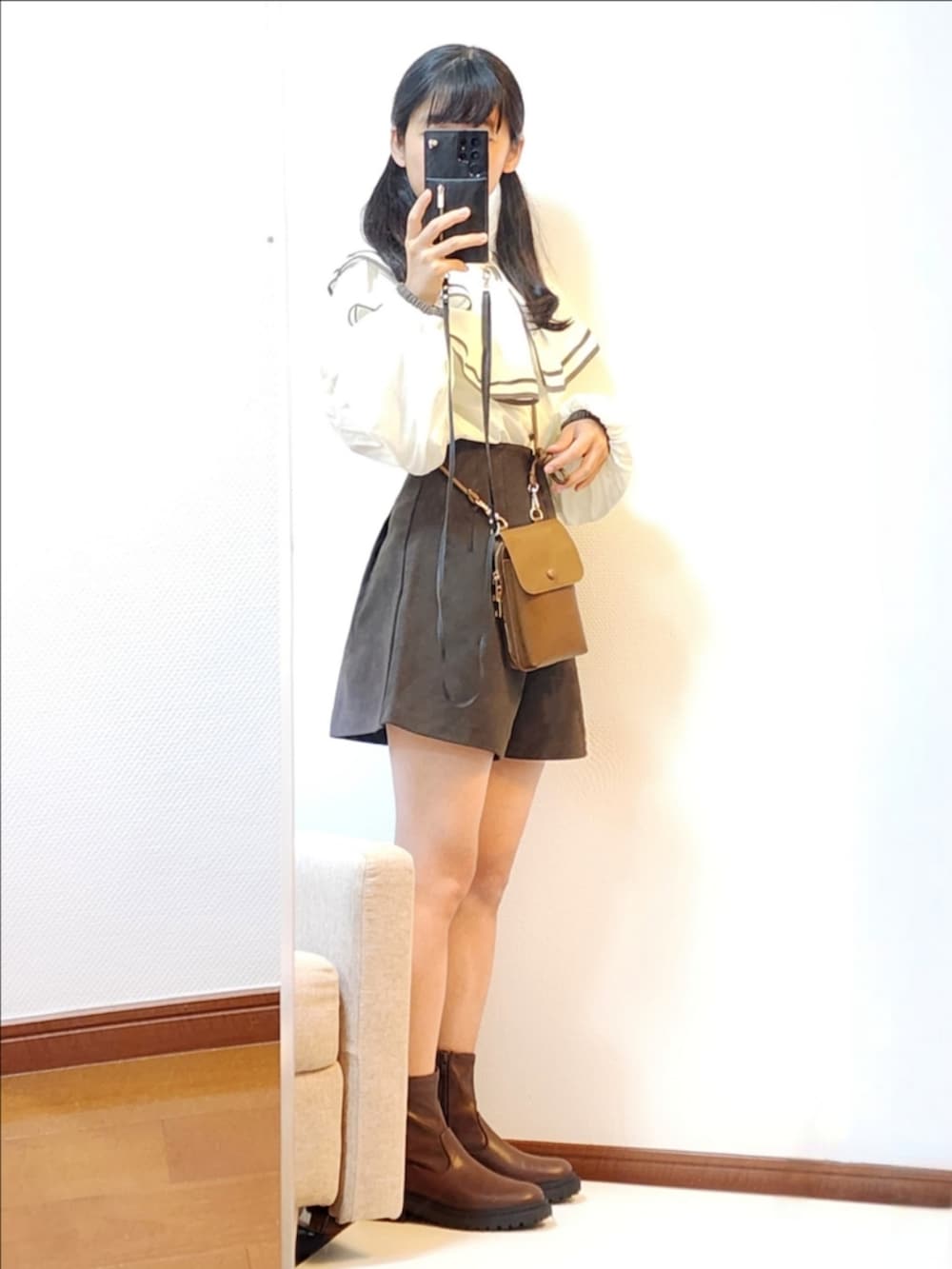 ベージュ系のカーディガン/ボレロ、ブラウン系のその他パンツ、ブラウン系のブーツを着用したレディースの秋コーディネートの2枚目の写真
