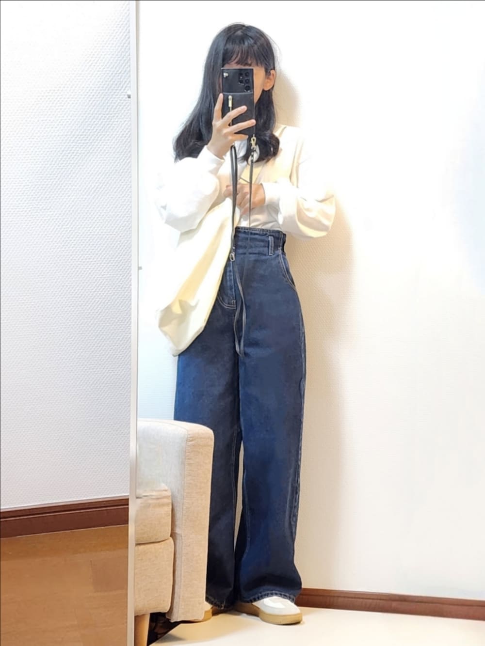 グリーン系のカーディガン/ボレロ、ホワイト系のTシャツ/カットソー、ブルー系のデニムパンツを着用したレディースの秋コーディネートの2枚目の写真