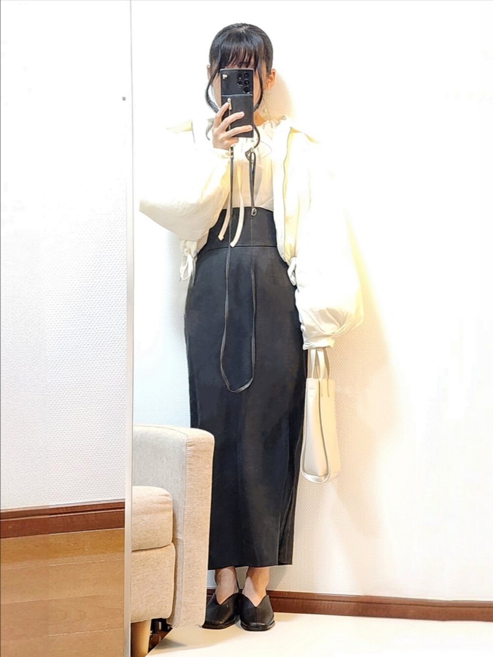 ホワイト系のシャツ/ブラウス、ホワイト系のタンクトップ、ブラック系のパンプスを着用したレディースの冬コーディネートの2枚目の写真