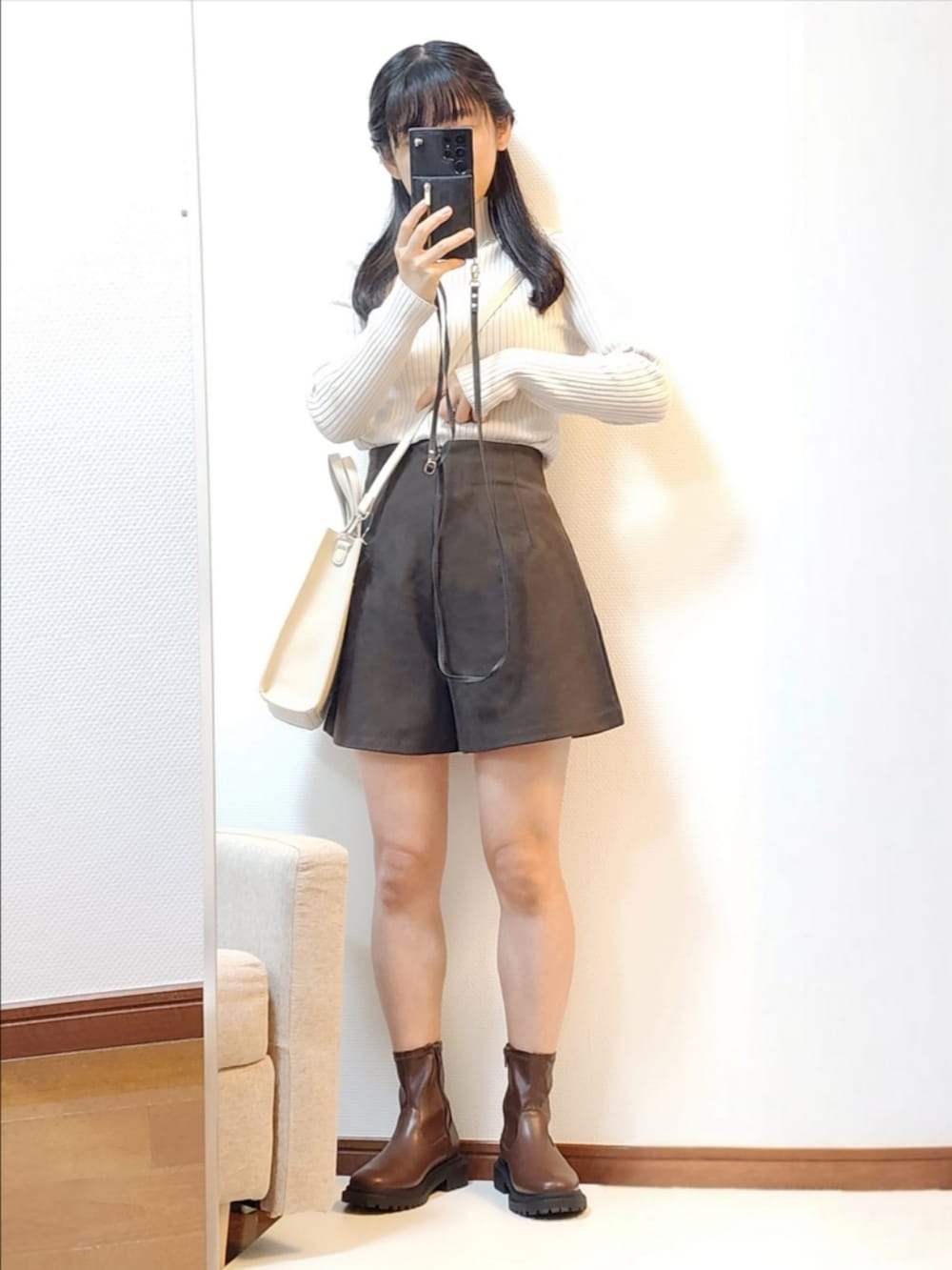 ブラウン系のノーカラージャケット、ベージュ系のショルダーバッグ、ブラウン系のブーツを着用したレディースの冬コーディネートの2枚目の写真