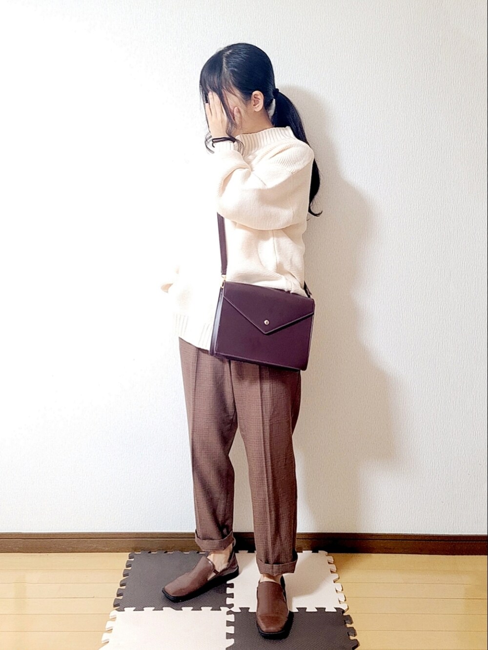 ホワイト系のニット/セーター、その他のその他パンツ、ブラウン系のその他シューズを着用したレディースの秋コーディネートの2枚目の写真