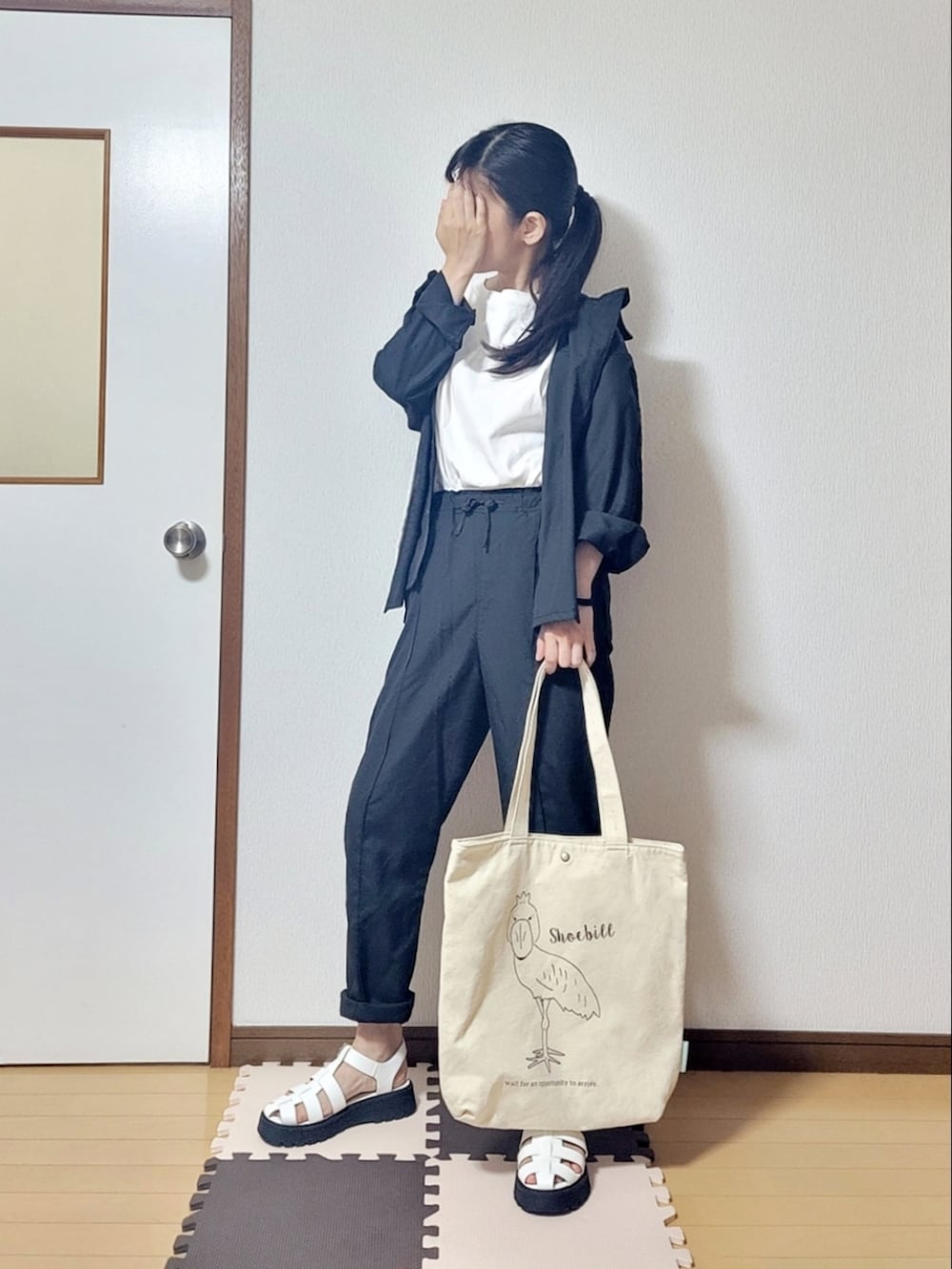 ブラック系のシャツ/ブラウス、ホワイト系のTシャツ/カットソー、ブラック系のその他パンツを着用したレディースの夏コーディネートの2枚目の写真