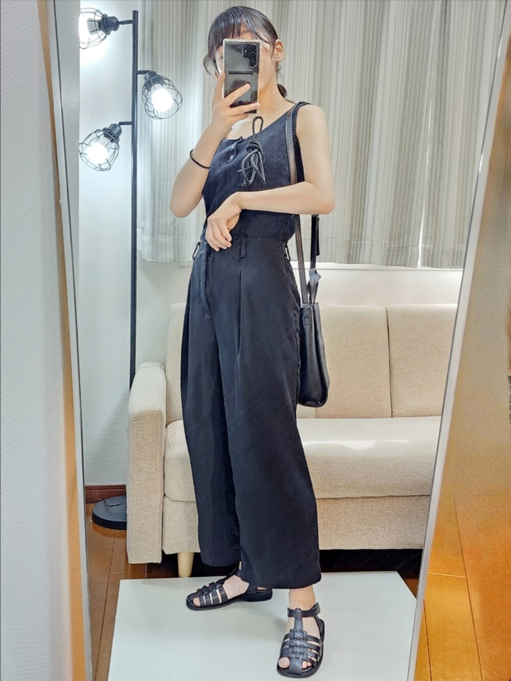 ブラック系のタンクトップ、ホワイト系のシャツ/ブラウス、ブラック系のパンツを着用したレディースの夏コーディネートの2枚目の写真
