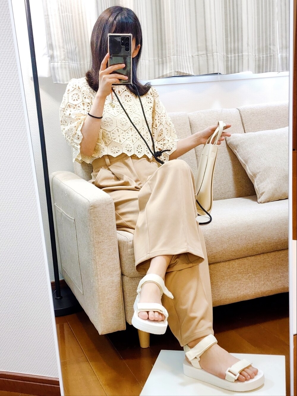 ベージュ系のシャツ/ブラウス、ベージュ系のその他パンツ、ホワイト系のサンダルを着用したレディースの春コーディネートの2枚目の写真