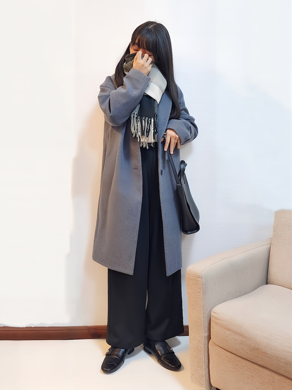 ホワイト系のニット/セーター、ブラック系のその他パンツ、ブラック系のローファーを着用したレディースの春コーディネートの2枚目の写真