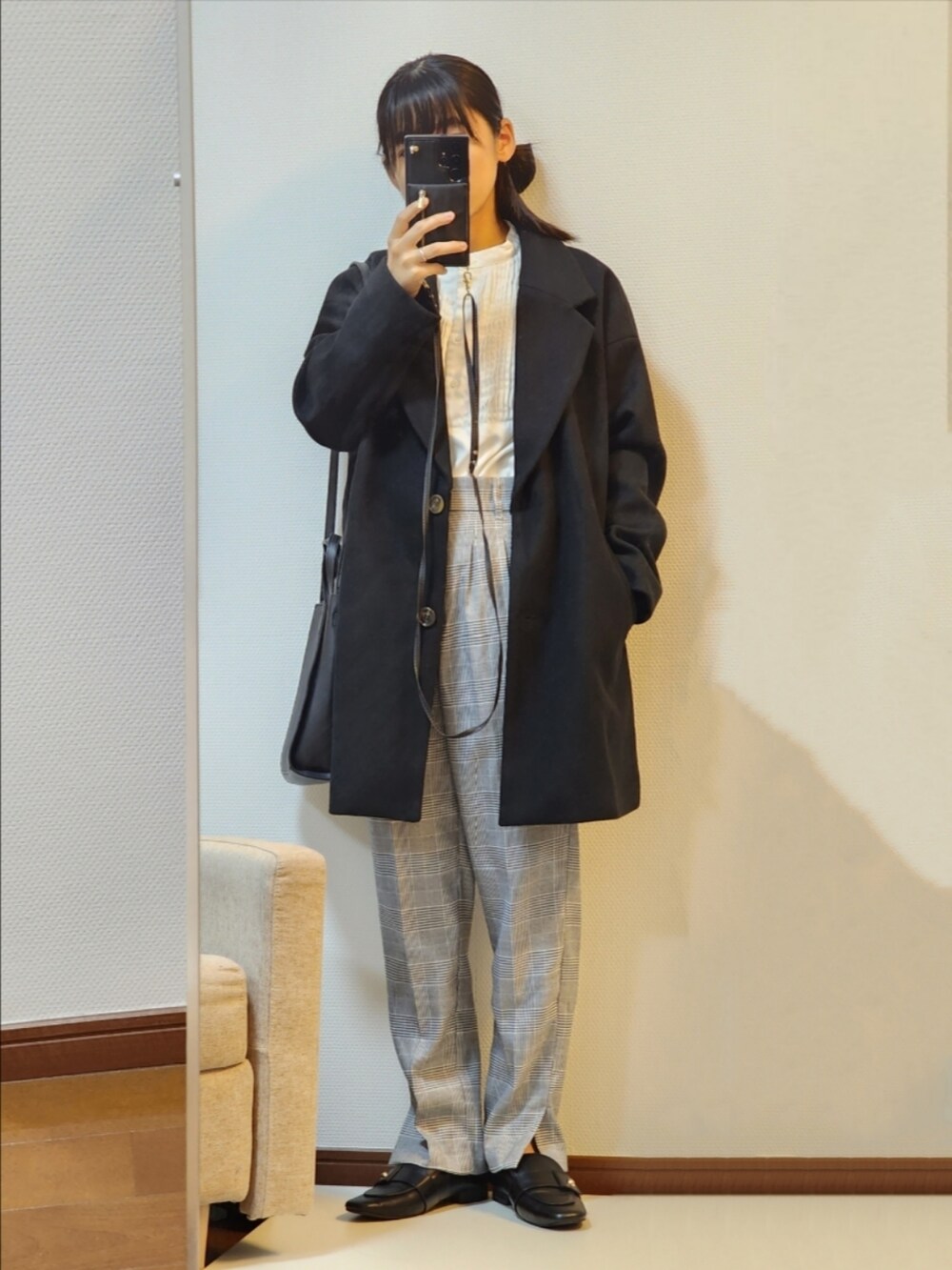 その他のパンツ、ホワイト系のシャツ/ブラウス、ブラック系のローファーを着用したレディースの冬コーディネートの2枚目の写真