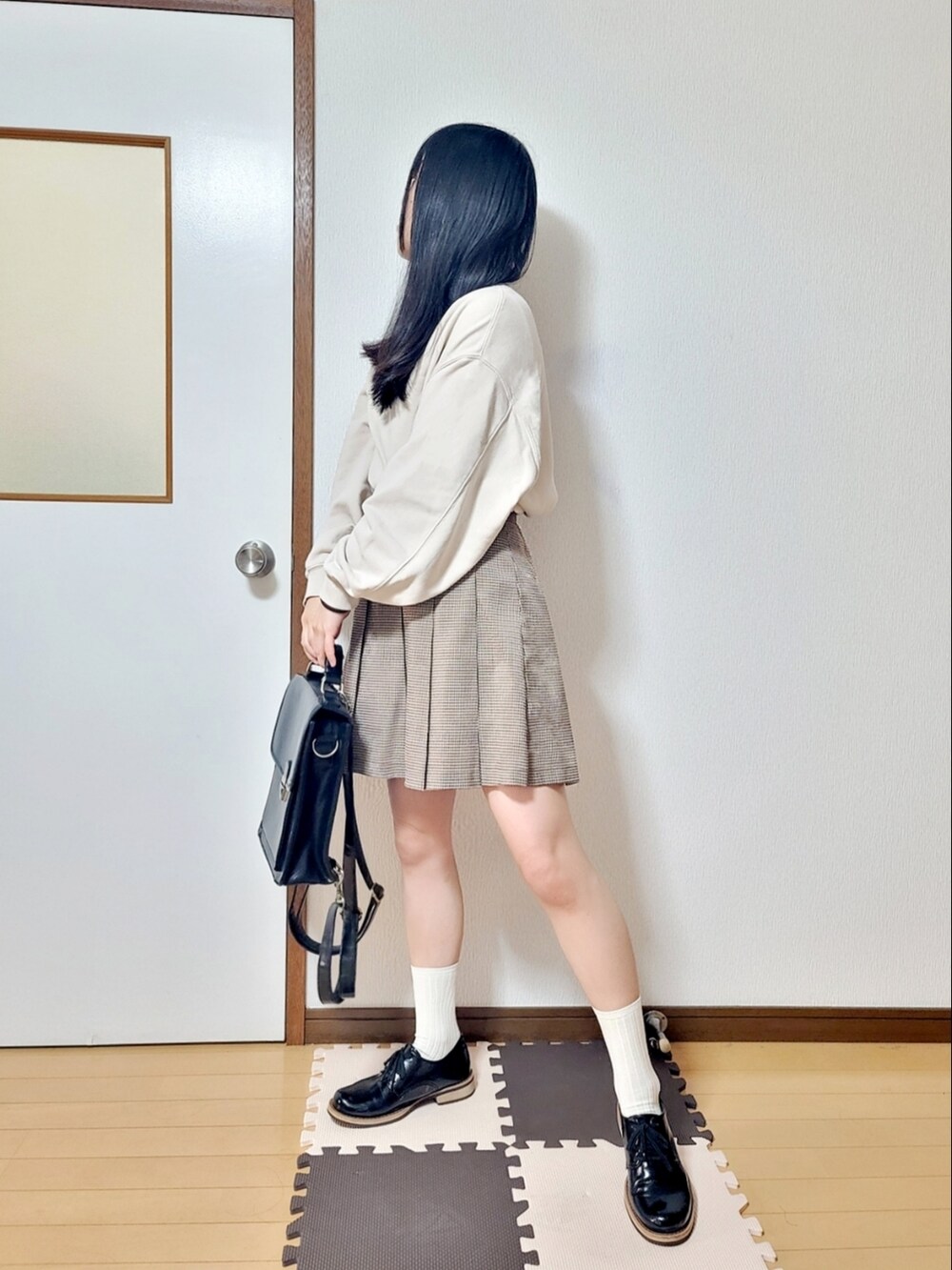 ブラック系のTシャツ/カットソー、ベージュ系のその他パンツ、ブラック系のスニーカーを着用したレディースの春コーディネートの3枚目の写真