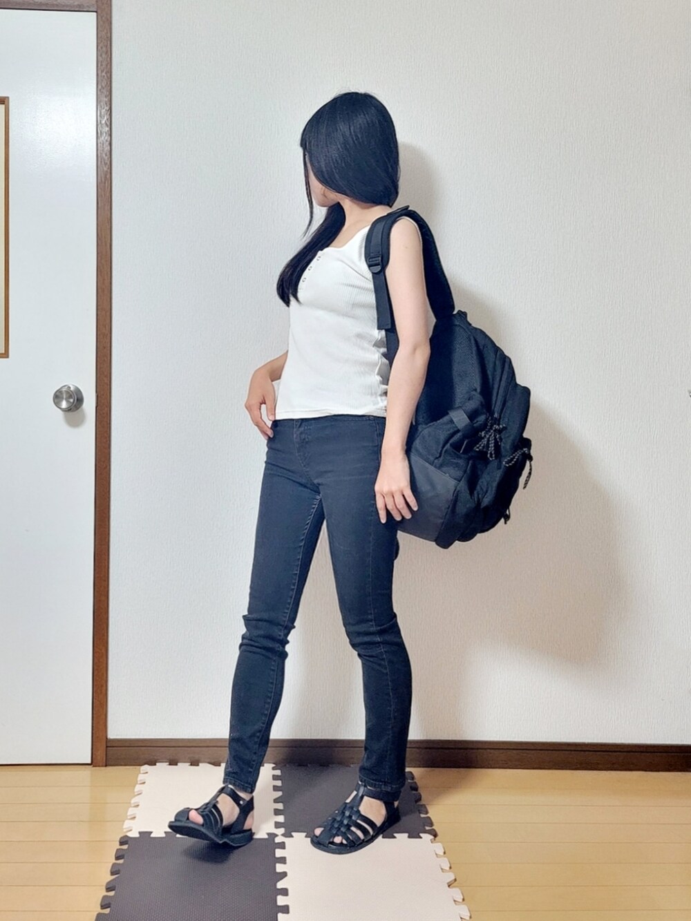 グレー系のシャツ/ブラウス、ホワイト系のタンクトップ、ブルー系のデニムパンツを着用したレディースの夏コーディネートの2枚目の写真