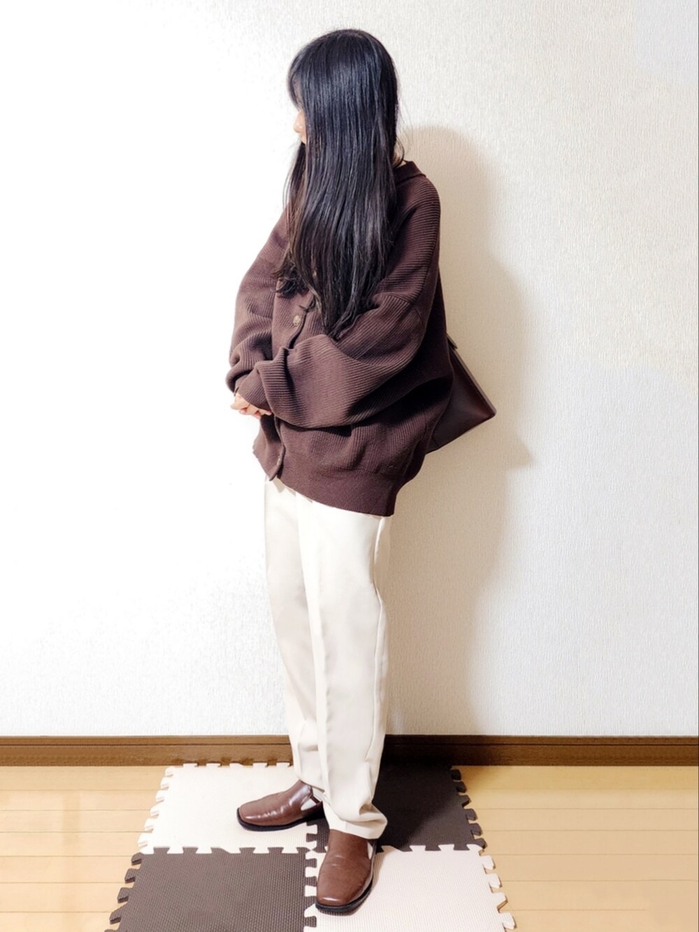 ブラウン系のカーディガン/ボレロ、ホワイト系のその他パンツ、ブラウン系のその他シューズを着用したレディースの冬コーディネートの2枚目の写真