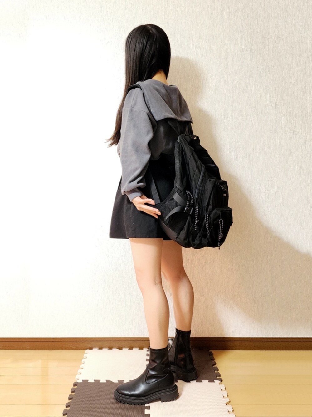 ベージュ系のダウンジャケット/コート、ブラック系のその他パンツ、ブラック系のブーツを着用したレディースの冬コーディネートの2枚目の写真