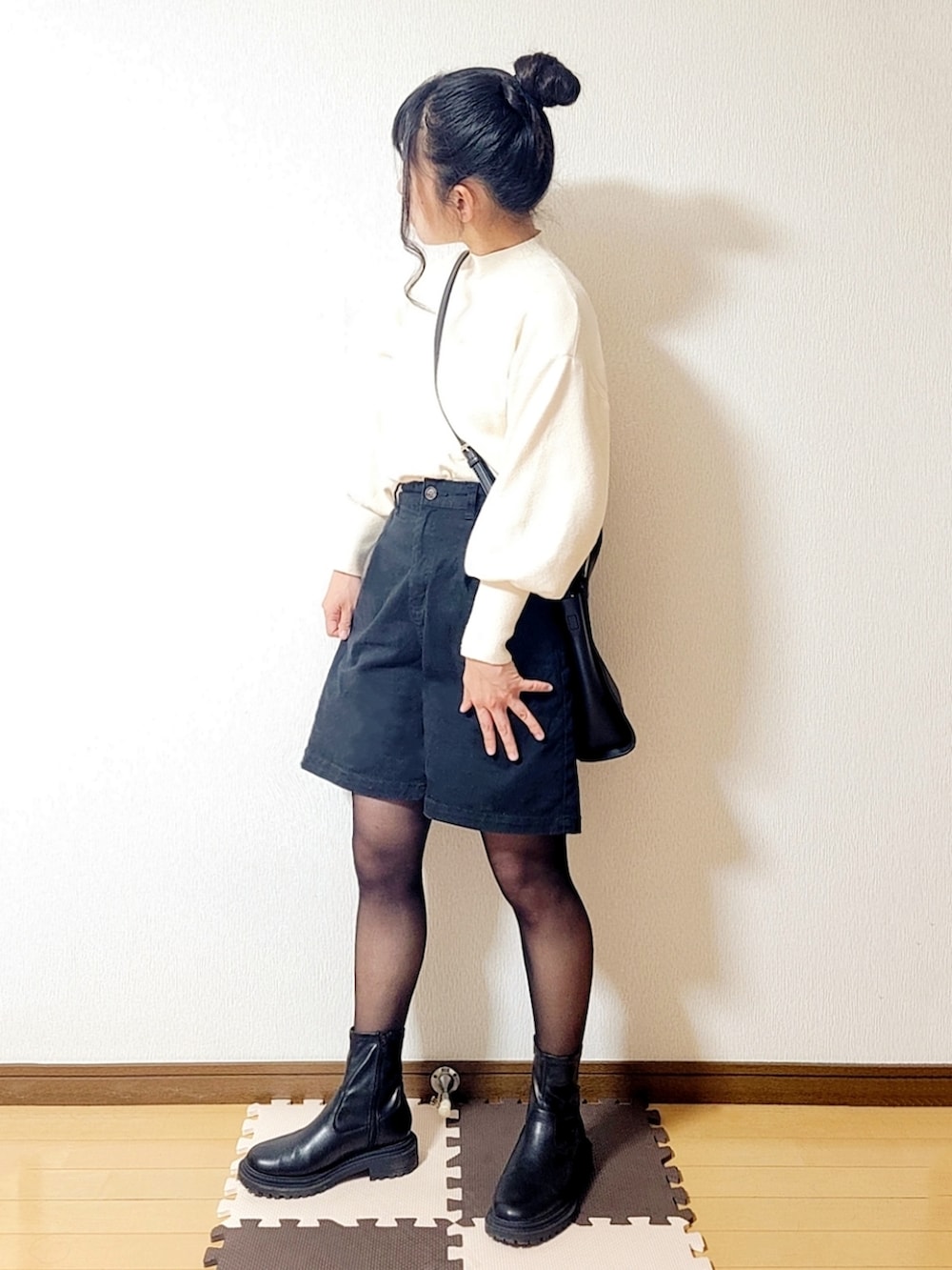 ホワイト系のその他アウター、ホワイト系のニット/セーター、ブラック系のトートバッグを着用したレディースの冬コーディネートの2枚目の写真