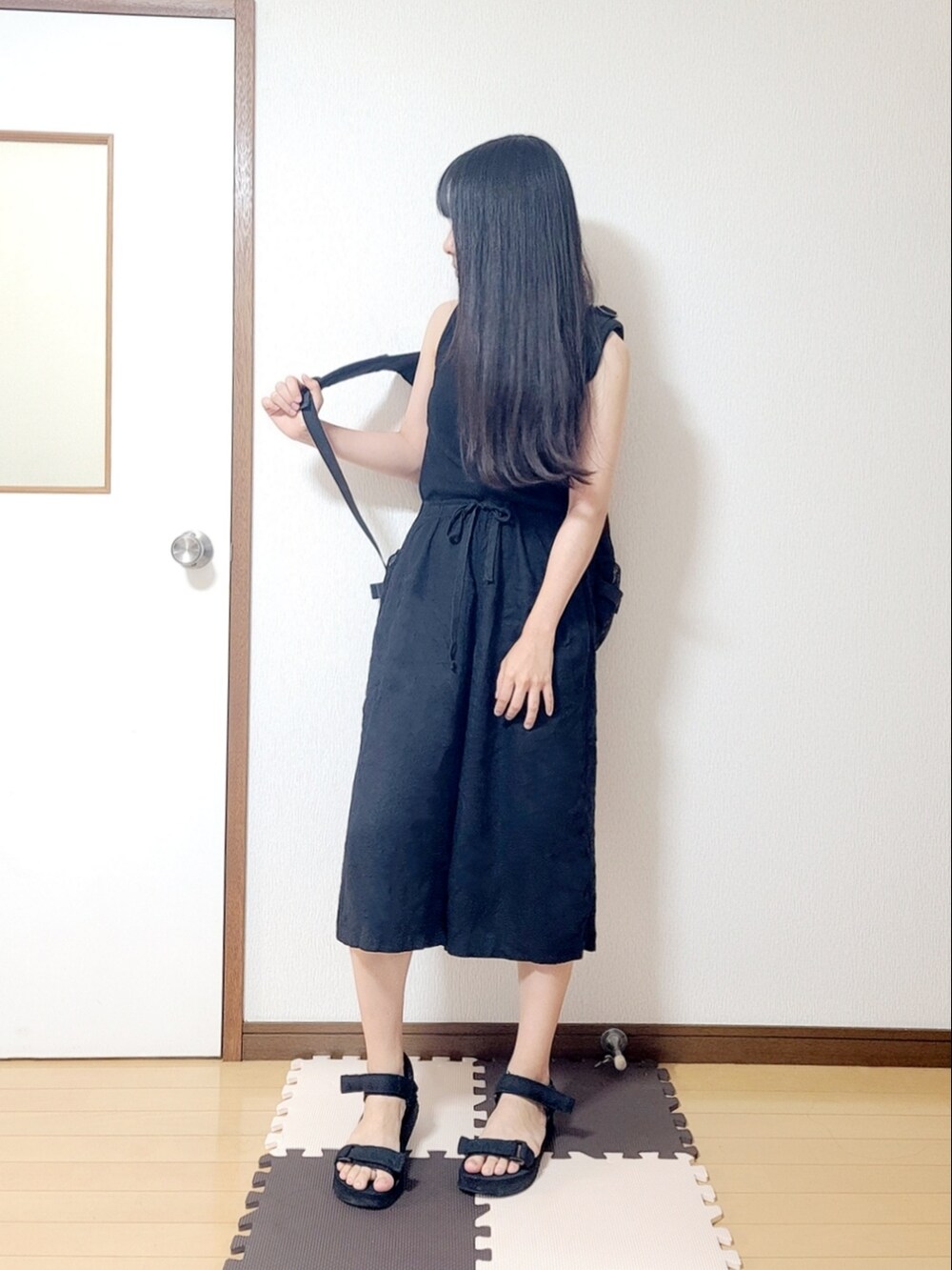 ブラック系のタンクトップ、グレー系のシャツ/ブラウス、ブラック系のパンツを着用したレディースの秋コーディネートの2枚目の写真