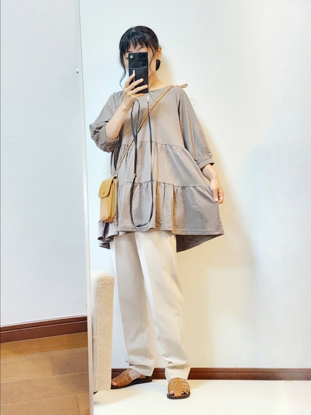 ホワイト系のその他パンツ、イエロー系のサンダル、ブラウン系のチュニックを着用したレディースの夏コーディネートの2枚目の写真