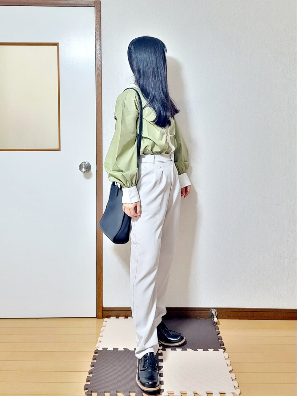 グリーン系のシャツ/ブラウス、ブラック系のトートバッグ、グレー系のその他パンツを着用したレディースの春コーディネートの2枚目の写真