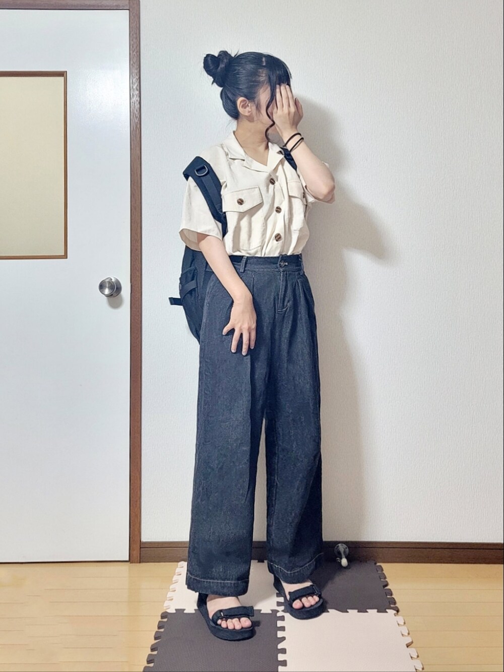 ホワイト系のシャツ/ブラウス、ブラック系のその他パンツ、ブラック系のサンダルを着用したレディースの夏コーディネートの2枚目の写真