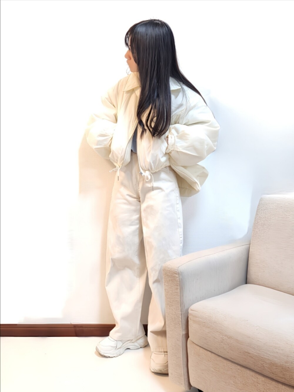 ブルー系のスウェット、ホワイト系のデニムパンツ、ホワイト系のスニーカーを着用したレディースの冬コーディネートの2枚目の写真