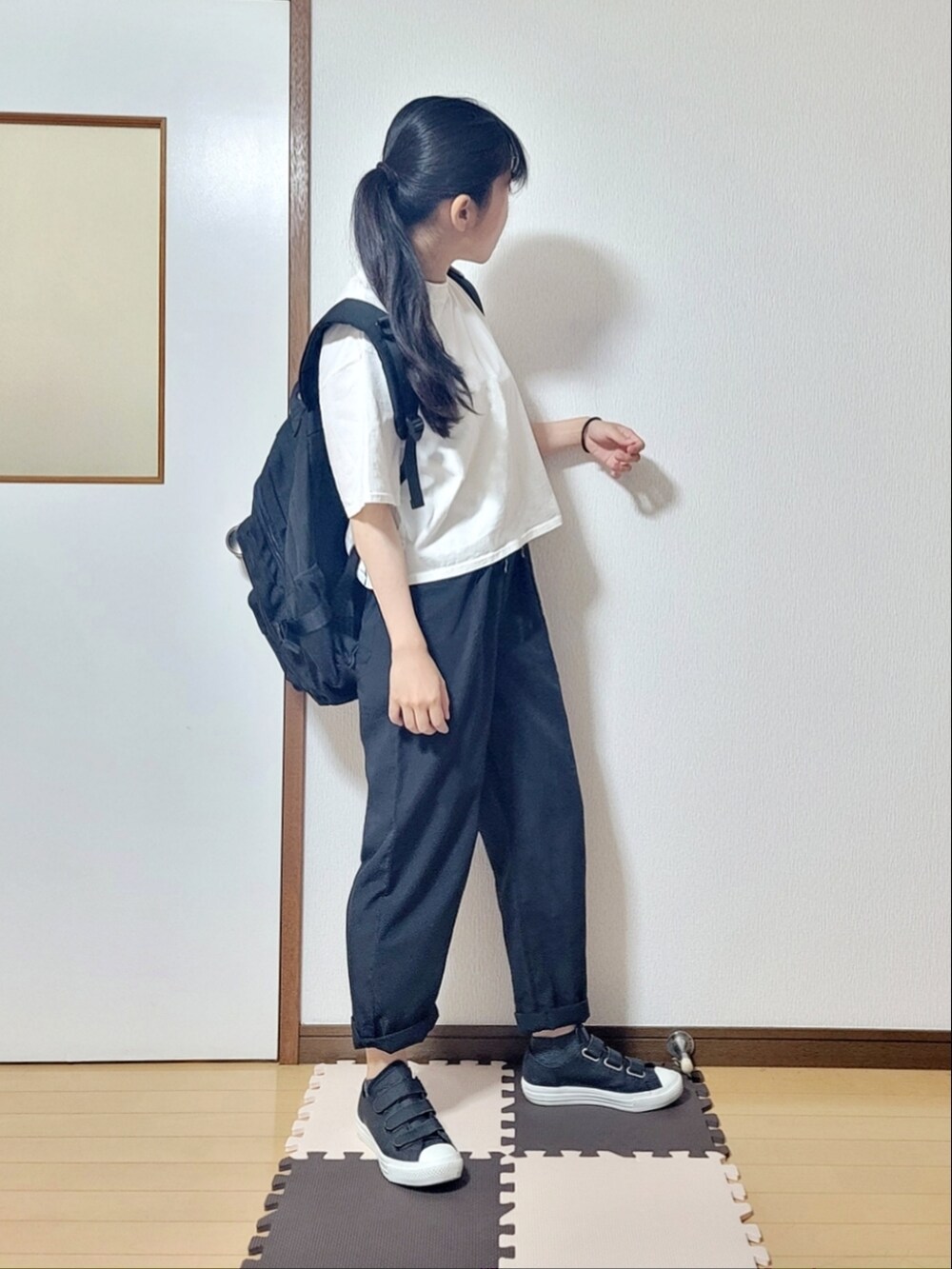 ホワイト系のTシャツ/カットソー、ブラック系のシャツ/ブラウス、ブラック系のその他パンツを着用したレディースの夏コーディネートの2枚目の写真