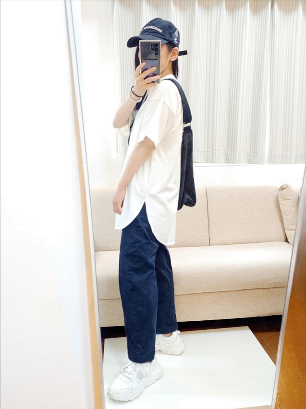 ホワイト系のTシャツ/カットソー、ブラック系のその他パンツ、ホワイト系のスニーカーを着用したレディースの夏コーディネートの2枚目の写真