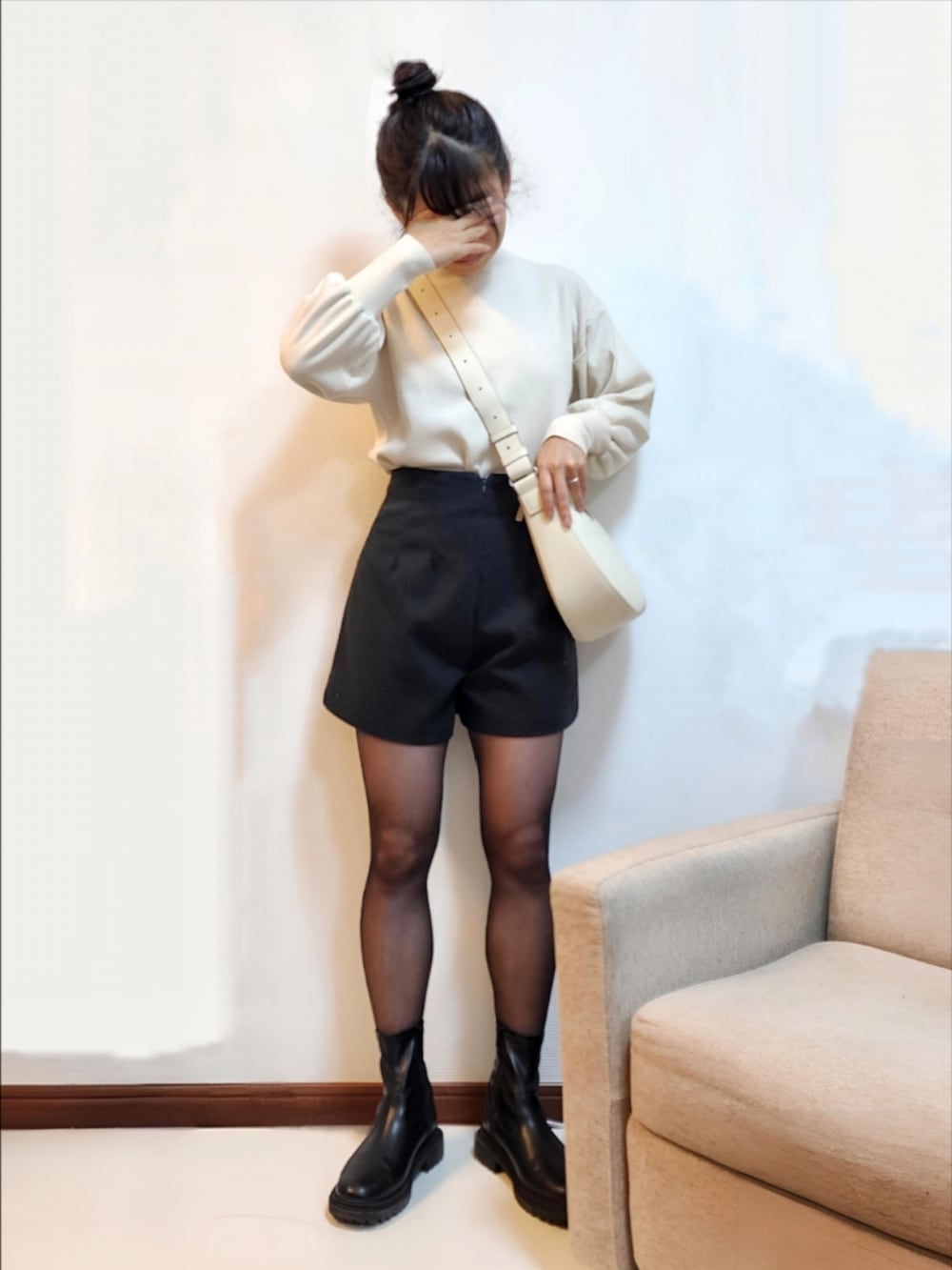 ベージュ系のジャケット/アウター、ブラック系のその他パンツ、ブラック系のブーツを着用したレディースの冬コーディネートの2枚目の写真