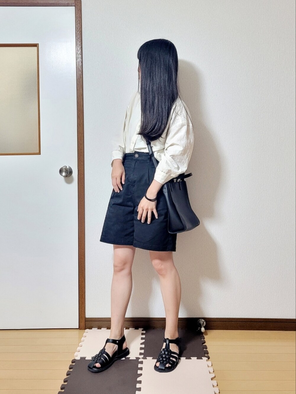 ベージュ系のシャツ/ブラウス、ブラック系のその他パンツ、ブラック系のトートバッグを着用したレディースの夏コーディネートの2枚目の写真