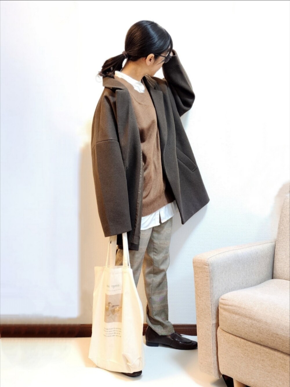 ブラウン系のその他アウター、ベージュ系のトートバッグ、ブラウン系のその他パンツを着用したレディースの冬コーディネートの2枚目の写真