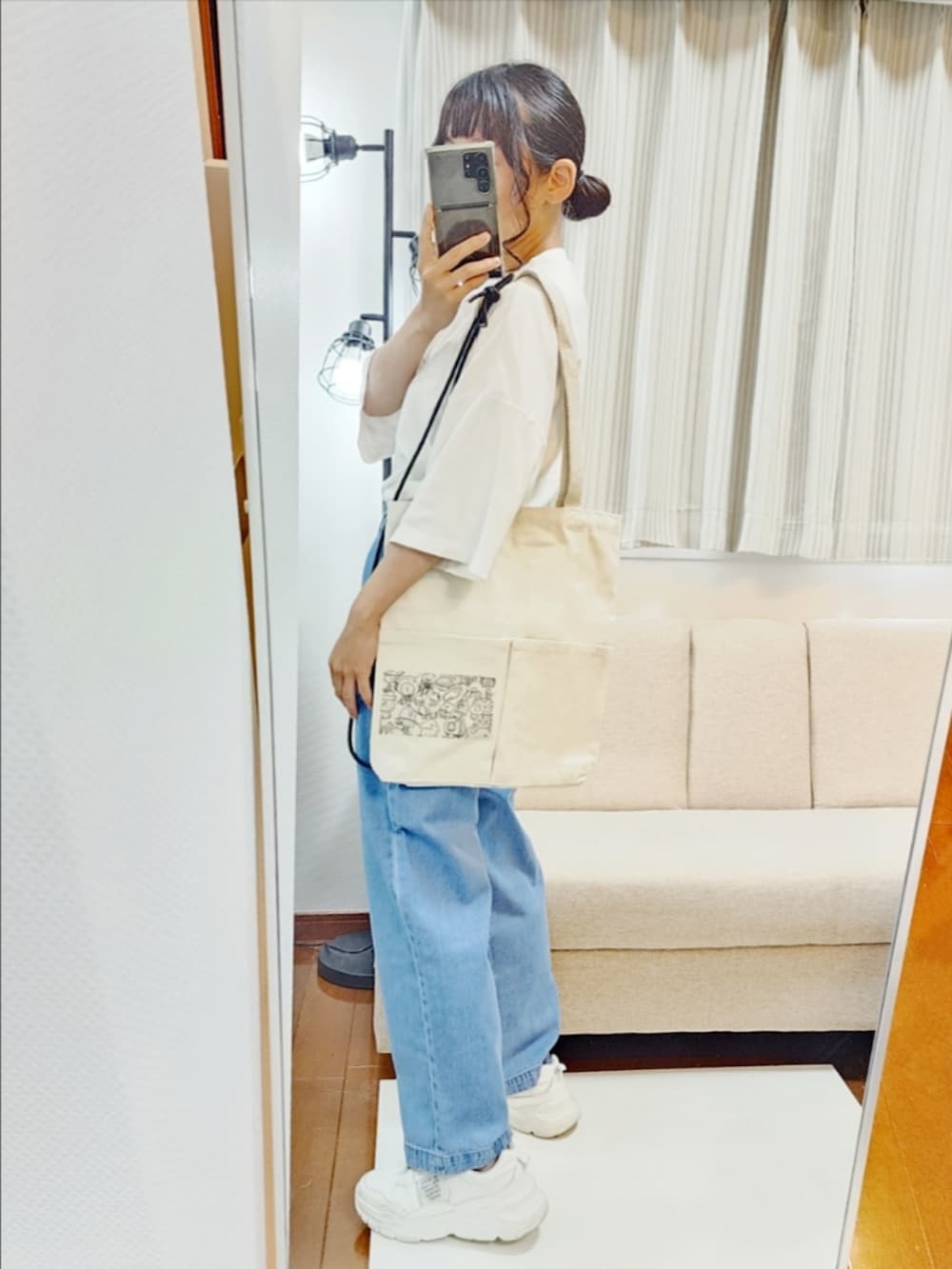 ホワイト系のTシャツ/カットソー、ブルー系のデニムパンツ、ホワイト系のスニーカーを着用したレディースの夏コーディネートの2枚目の写真