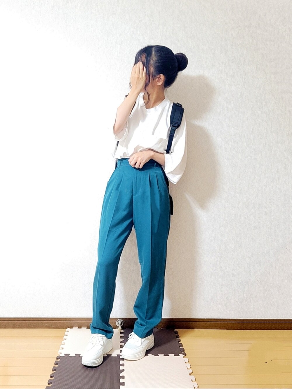 ベージュ系のカーディガン/ボレロ、グリーン系のその他パンツ、ホワイト系のスニーカーを着用したレディースの秋コーディネートの2枚目の写真