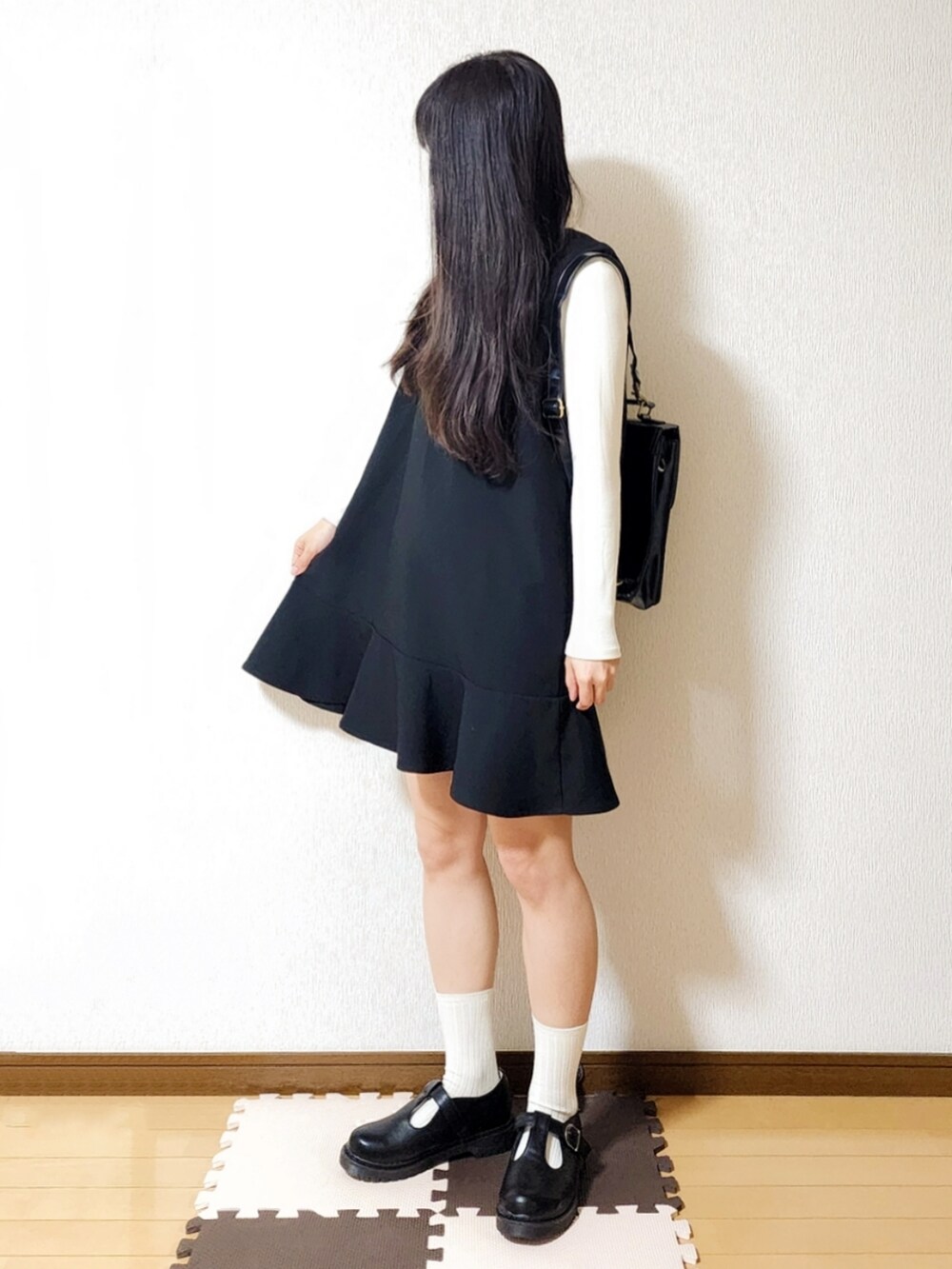 ブラック系のワンピース、ブラック系のバックパック/リュック、ブラック系のその他シューズを着用したレディースの冬コーディネートの2枚目の写真