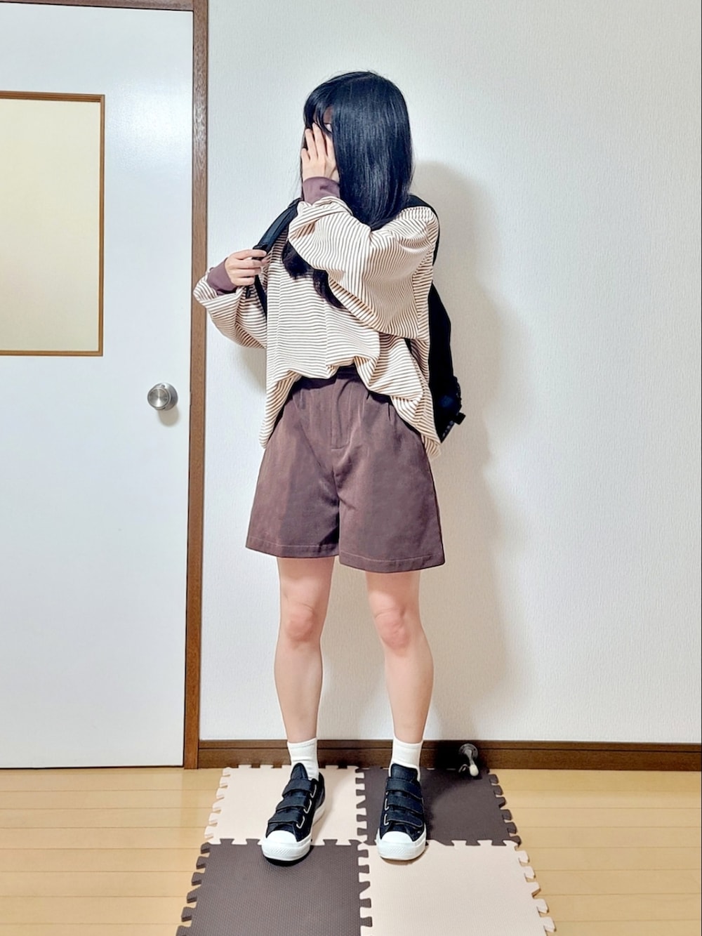 ブラック系のバックパック/リュック、レッド系のスウェット、ブラウン系のその他パンツを着用したレディースの春コーディネートの2枚目の写真