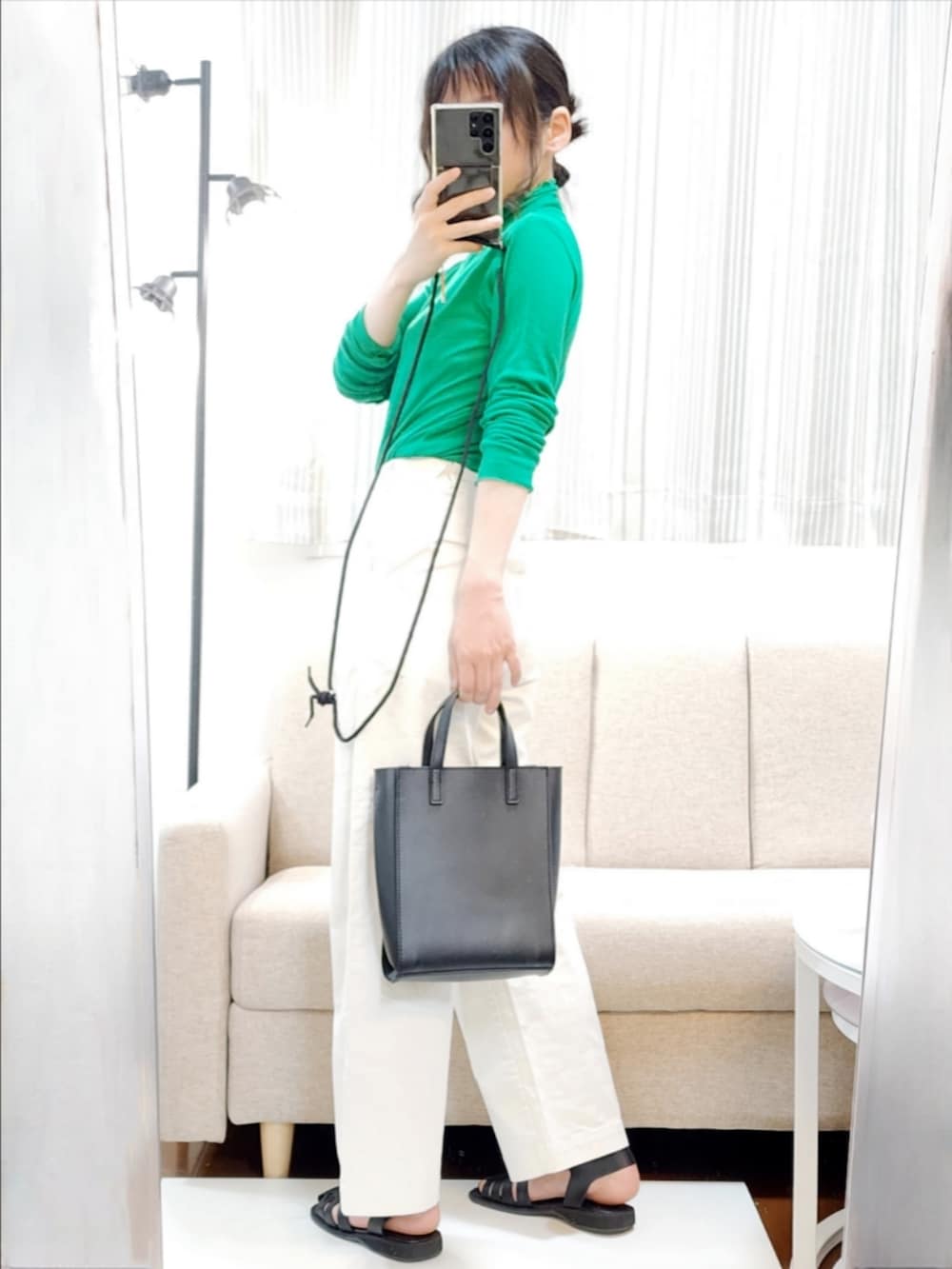 グリーン系のTシャツ/カットソー、ブラック系のトートバッグ、ホワイト系のその他パンツを着用したレディースの春コーディネートの2枚目の写真