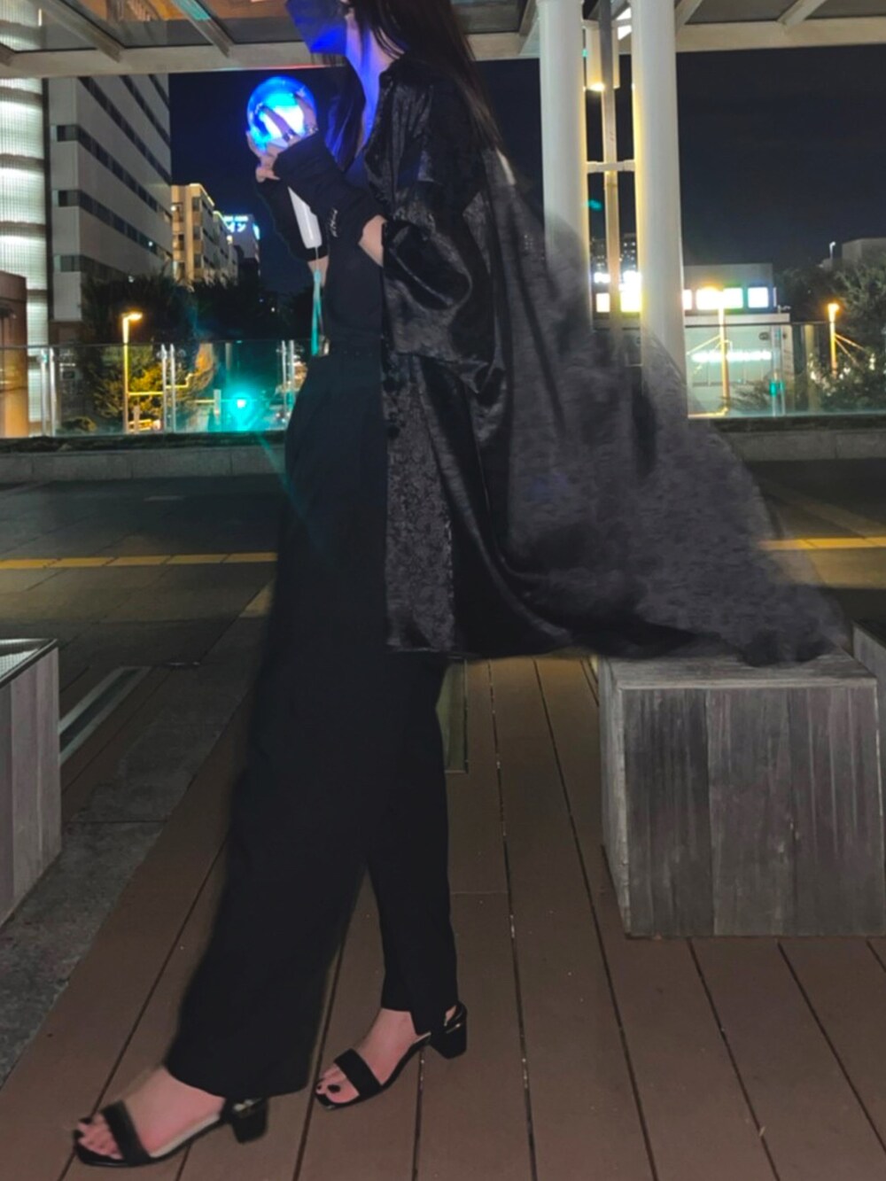 ブラック系のシャツ/ブラウス、ブラック系のパンツ、ブラック系のサンダルを着用したレディースの冬コーディネートの2枚目の写真