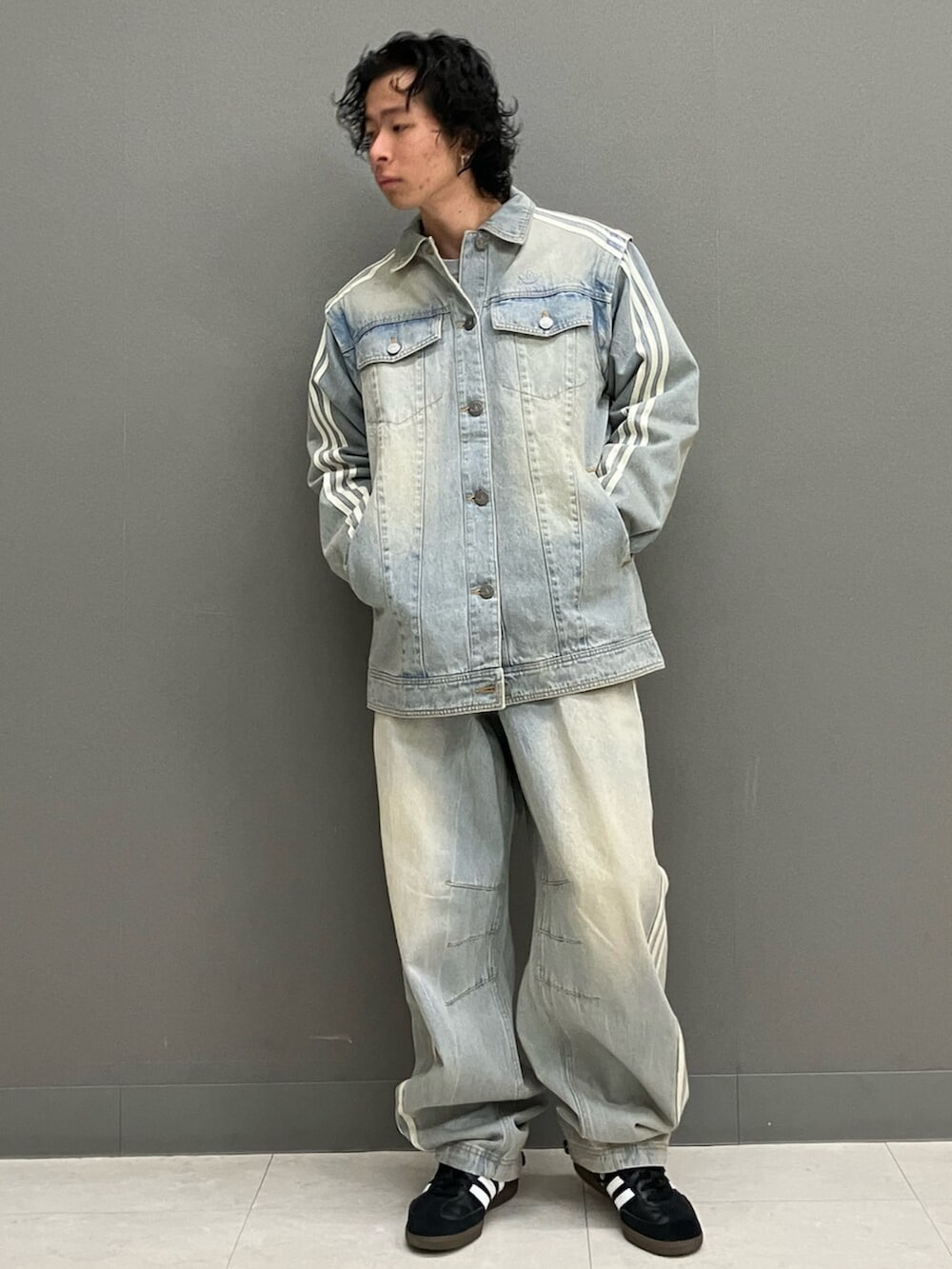 「デニム、デニムジャケット、adidas、アディダス、デニムパンツ、アディダス(adidas)、adidas originals、アディダスオリジナルス、adidasoriginals、アディダスコーデ」｜「adidasのAdilenium シーズン 3 バナナフィット ウォッシュドデニムパンツ / アディダスオリジナルス adidas Originals（デニムパンツ、ブルー系）」を使った、ESさん（メンズ・165cm）の冬コーディネートの2枚目の写真