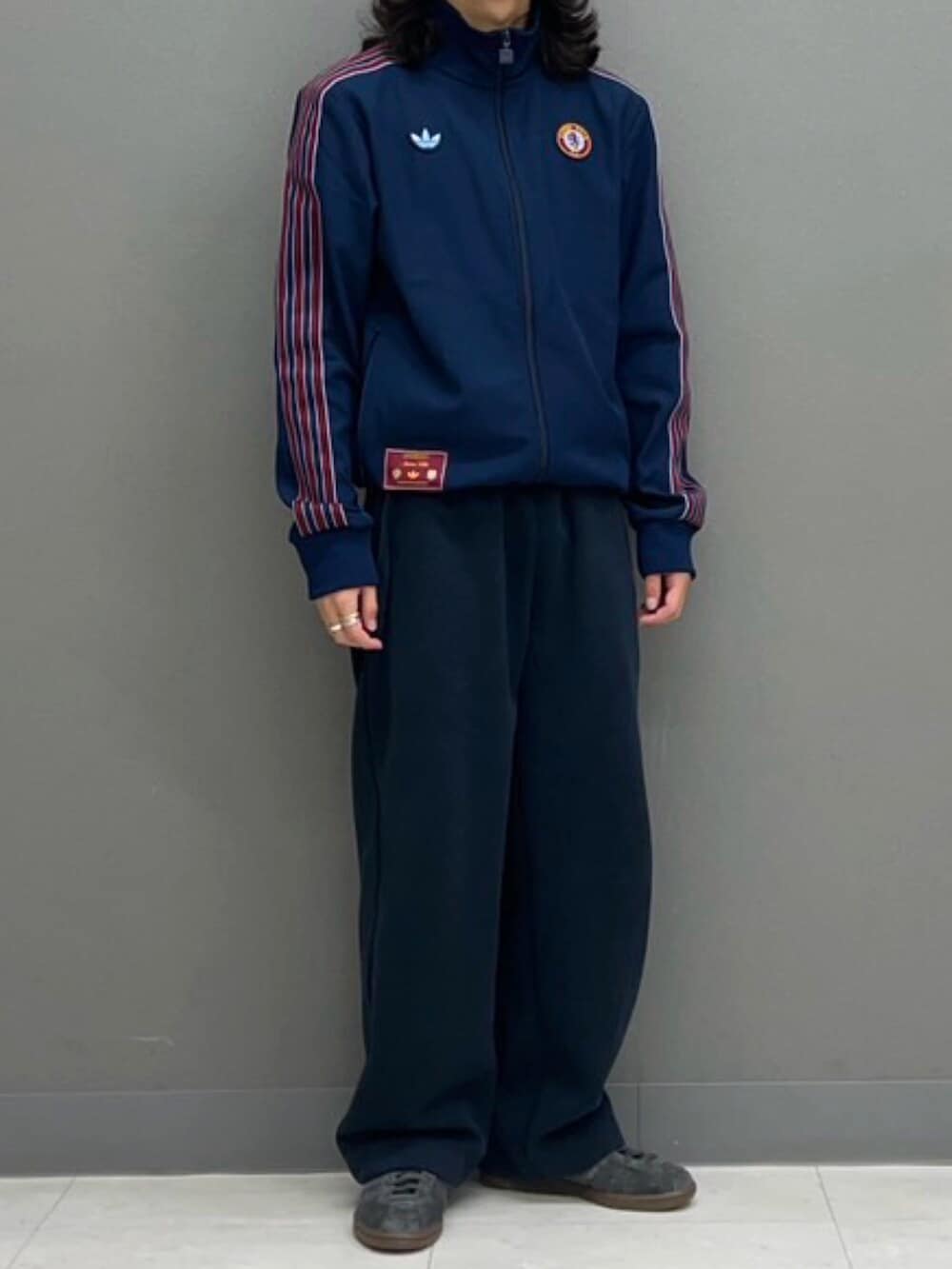 ブルー系のジャージ、グレー系のスニーカーを着用したメンズの秋コーディネートの2枚目の写真