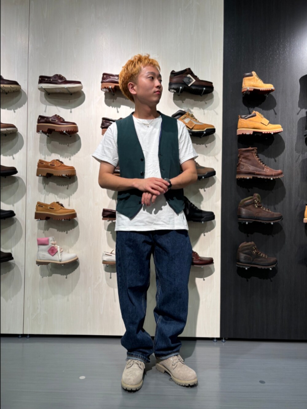 ブルー系のデニムパンツ、ベージュ系のブーツを着用したメンズの夏コーディネートの3枚目の写真