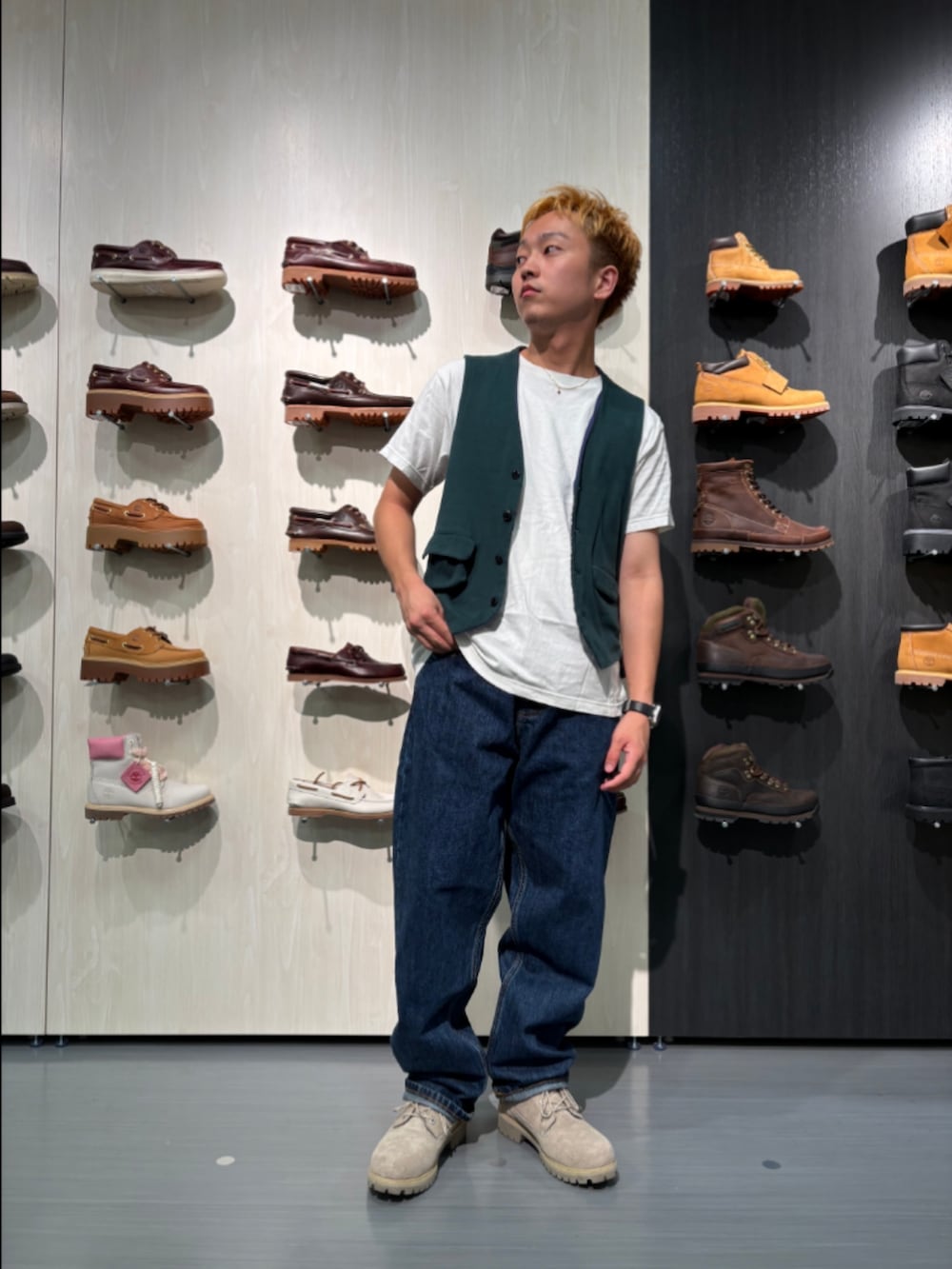 ブルー系のデニムパンツ、ベージュ系のブーツを着用したメンズの夏コーディネートの2枚目の写真