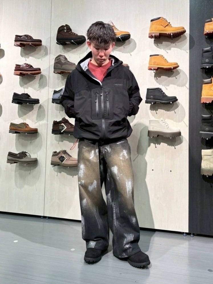 ブラック系のその他アウター、ブラック系のブーツを着用したメンズの春コーディネートの2枚目の写真