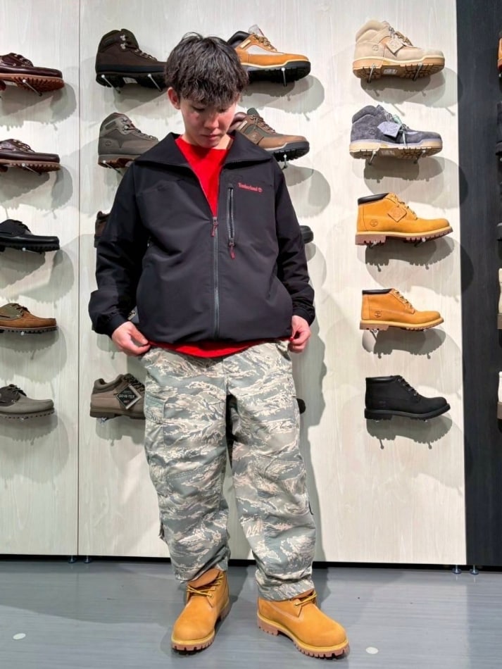 マウンテンパーカーを使った「迷彩パンツ」の人気ファッション