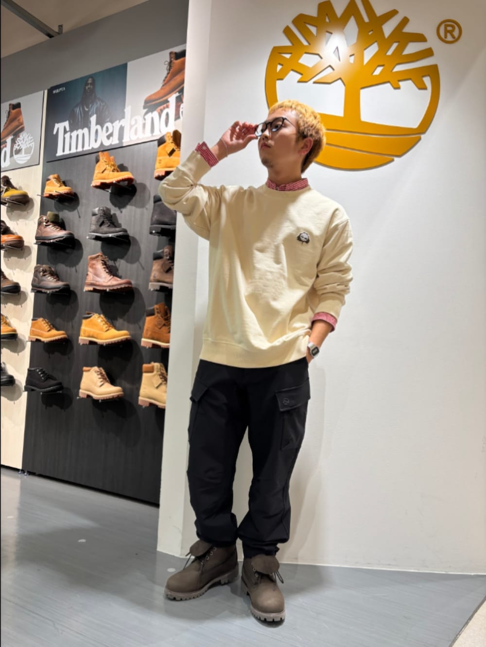 ホワイト系のスウェット、ブラック系のその他パンツ、ブラウン系のブーツを着用したメンズの秋コーディネートの2枚目の写真