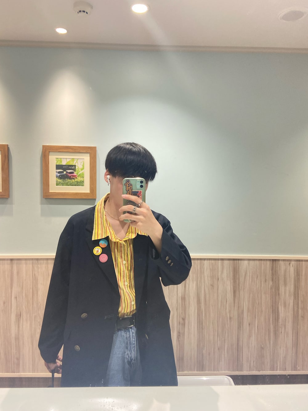 ブルー系のテーラードジャケット、ブラック系のデニムパンツ、イエロー系のシャツ/ブラウスを着用したメンズの春コーディネートの2枚目の写真